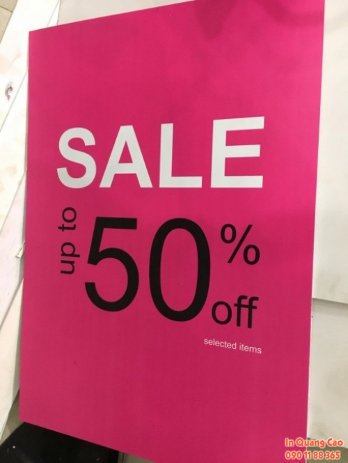 Thông báo sale 50% thường thấy tại các shop thời trang từ in PP bồi formex