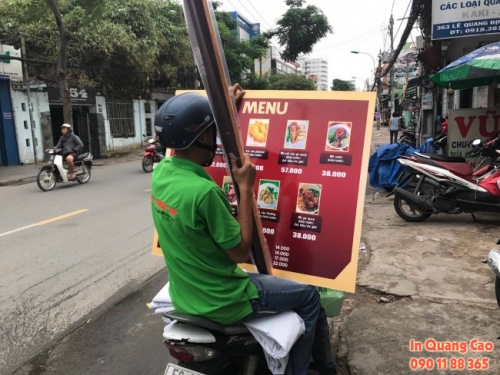 Đơn hàng nhỏ dễ vận chuyển được nhân viên giao nhận bằng xe máy đến quận Gò Vấp cho khách hàng