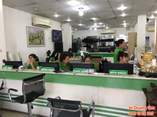 Nhân viên chăm sóc khách hàng tại In Quảng Cáo