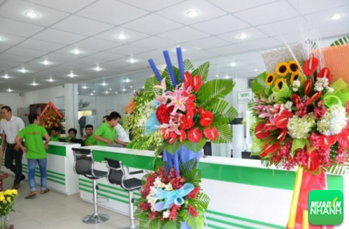 Nhân viên tư vấn và hỗ trợ khách hàng tại công ty In Quảng Cáo