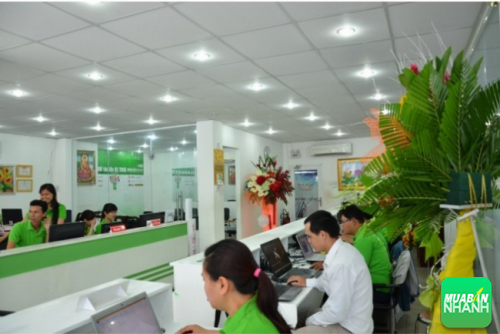 Nhân viên tư vấn, hỗ trợ đặt in tờ rơi tại công ty In Quảng Cáo