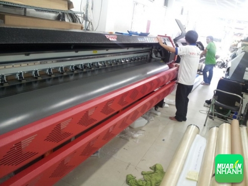Nhân viên kỹ thuật in thực hiện in ấn đơn hàng hiflex trên máy in hiflex khổ lớn 3m2